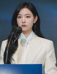 #TĐC 860	Thẩm Phán Mặc Váy Công Sở